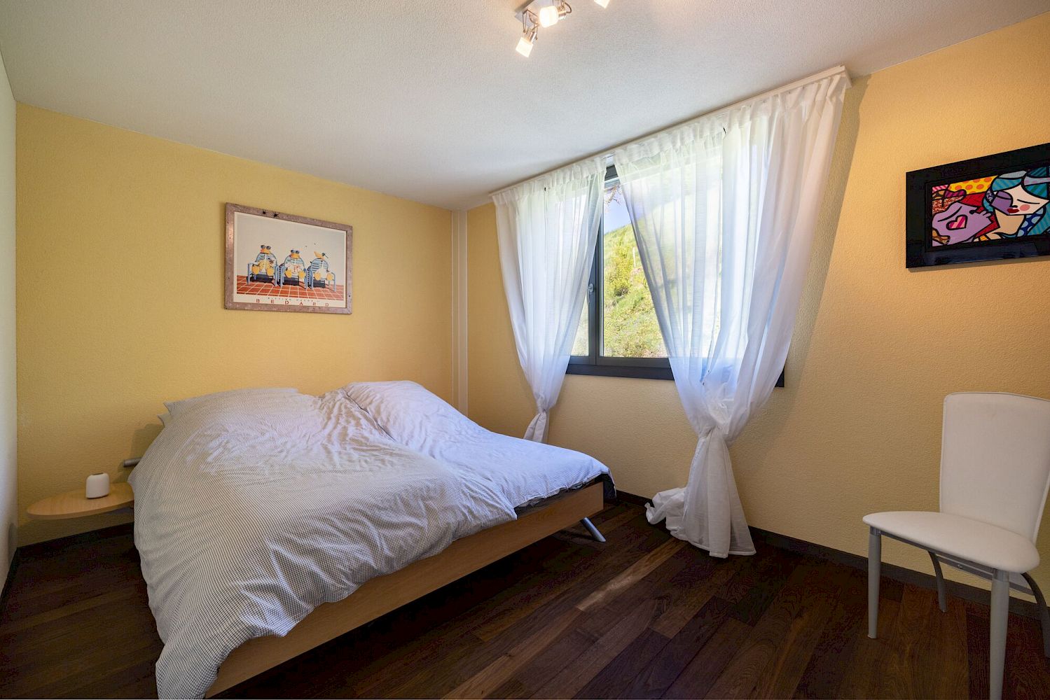 Helles Schlafzimmer mit Einzelbett und Fenster