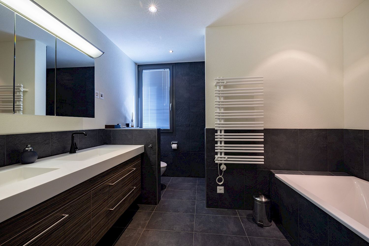 Modernes Badezimmer mit Doppelwaschtisch und Badewanne
