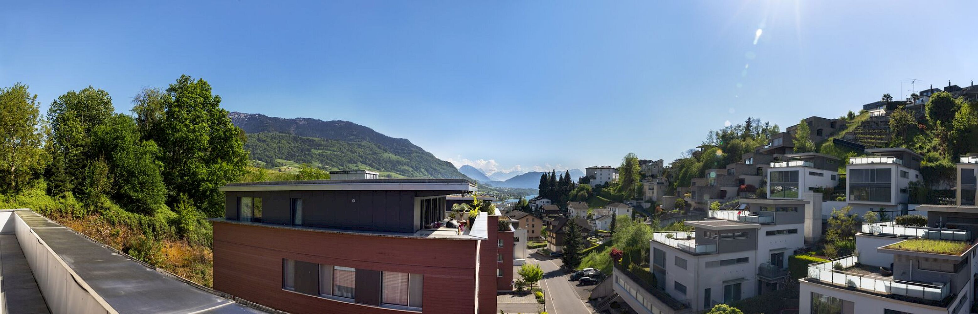 Berg- und Talblick über eine moderne Hanglage