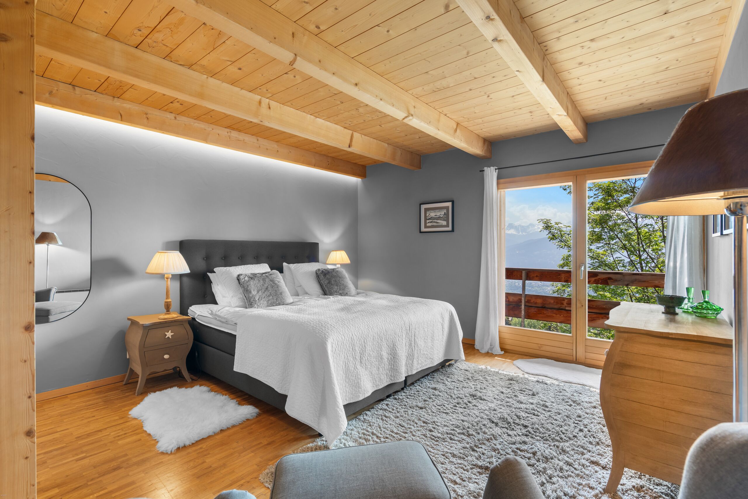 Gemütliches Schlafzimmer mit Bergblick