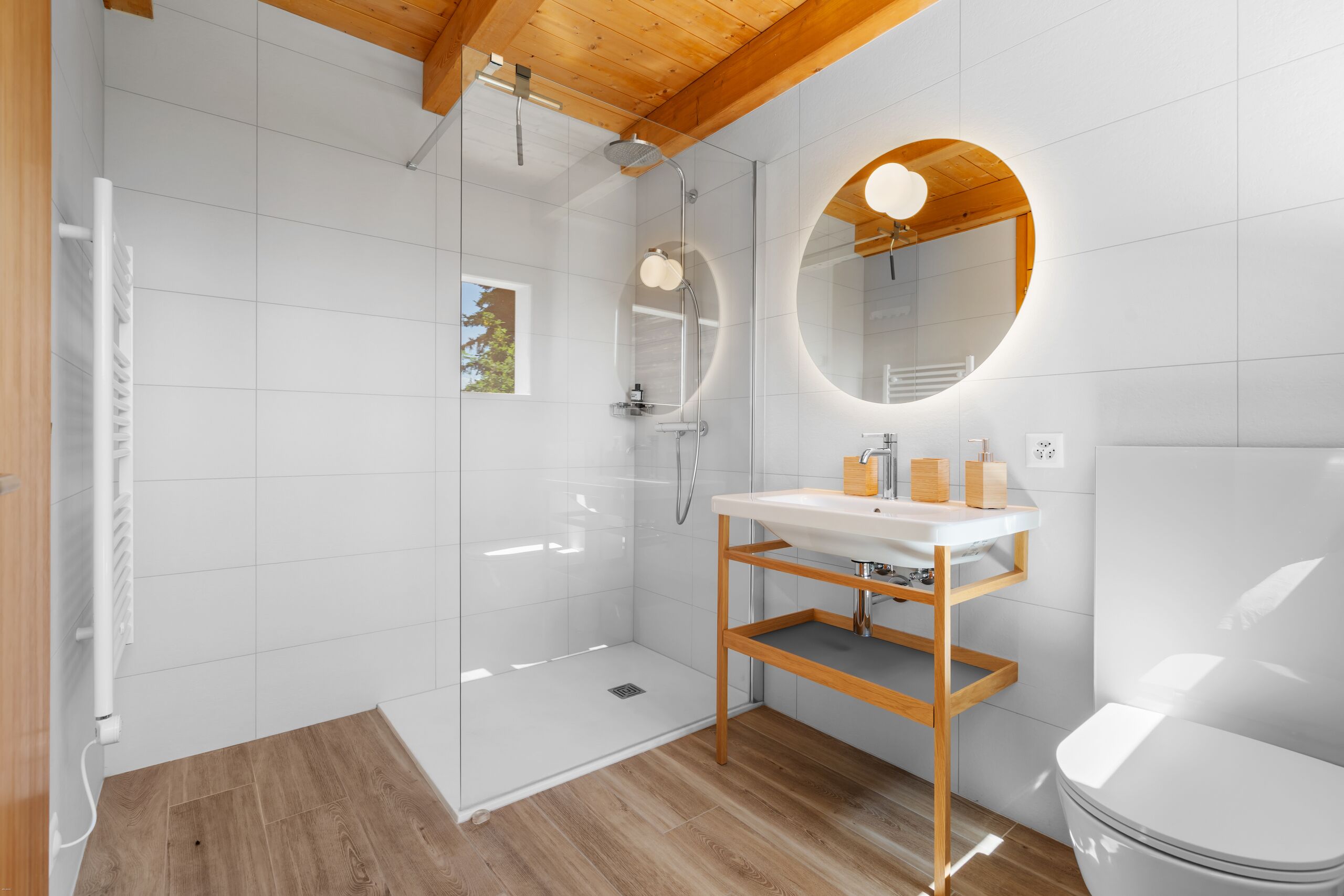 Modernes Badezimmer mit Dusche und Holzdetails
