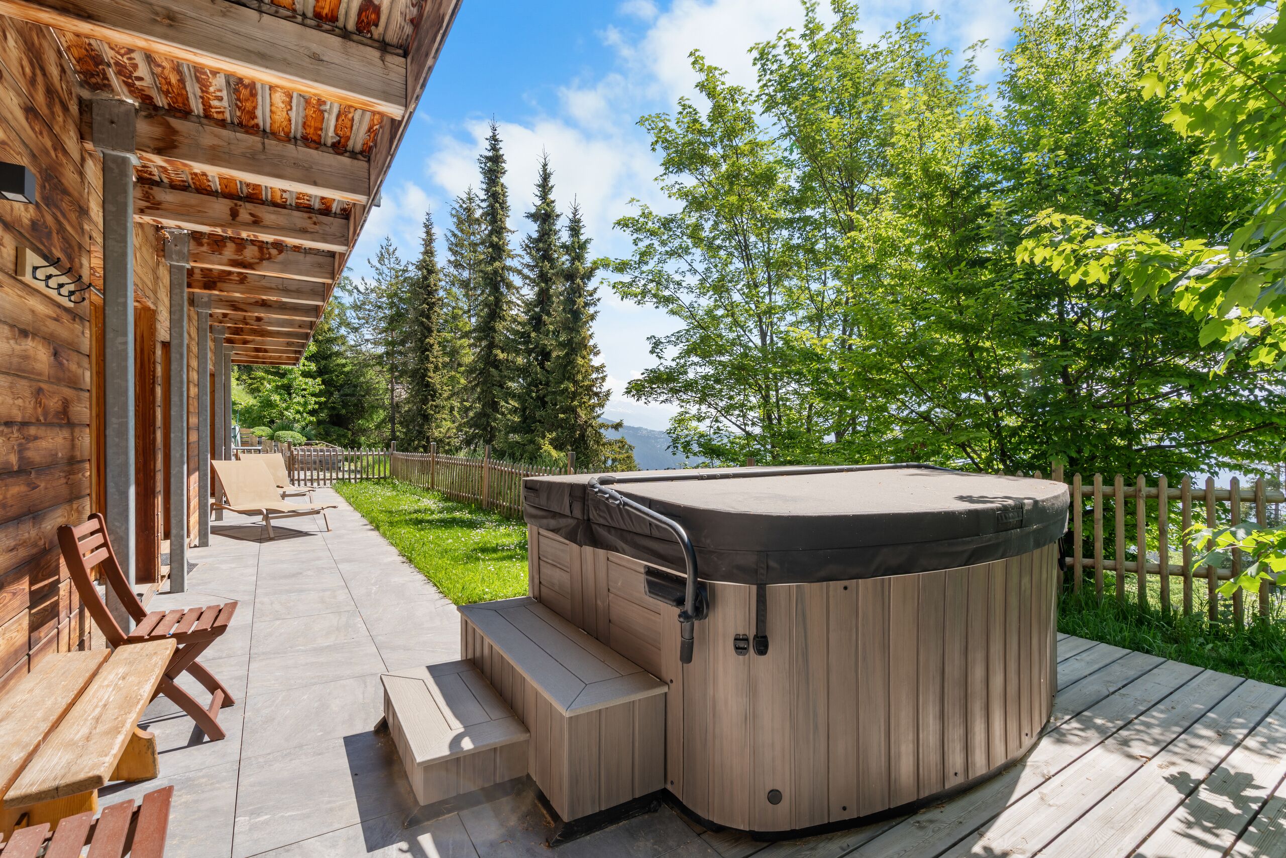 Terrasse mit Whirlpool und Bergblick
