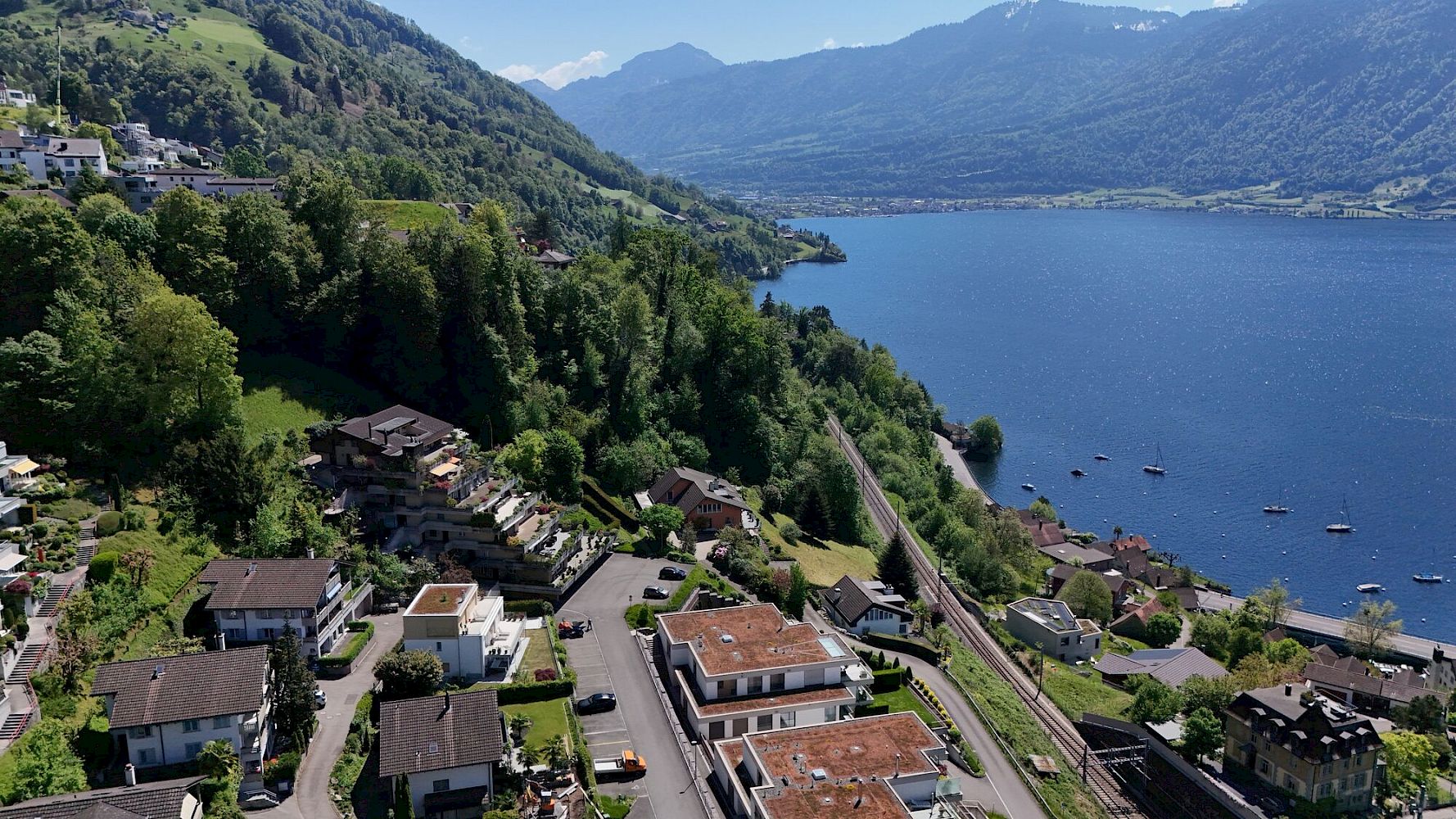 Luftaufnahme einer Seelandschaft mit Wohnbebauung
