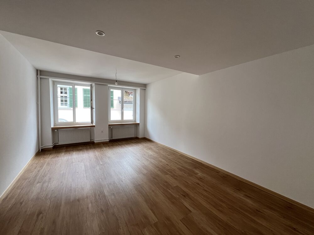 Leerer Wohnraum mit Holzoptikboden