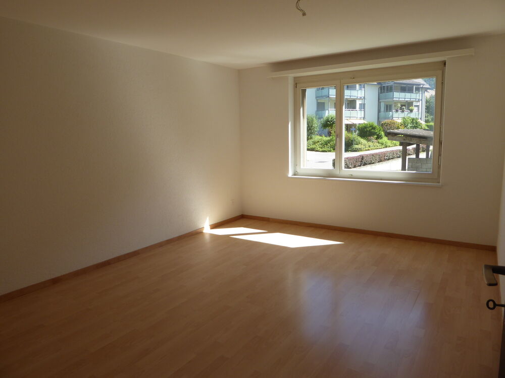 Leerer Wohnraum mit Fenster