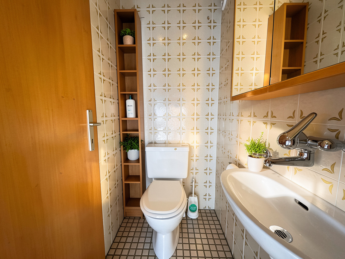 Gäste-WC mit warmen Holzelementen