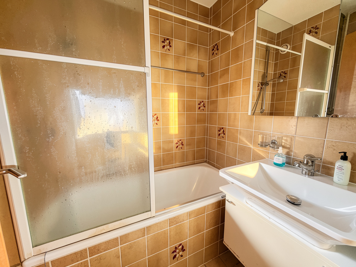 Badezimmer mit Wanne und Waschbecken