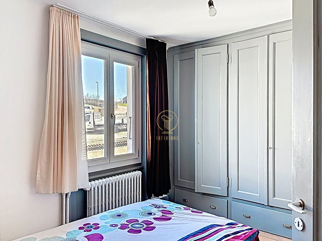 Schlafzimmer mit Einbauschrank und Fenster