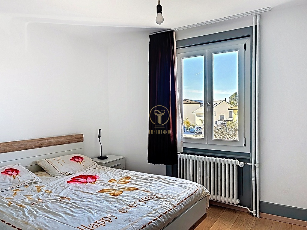 Helles Schlafzimmer mit Blick nach draußen