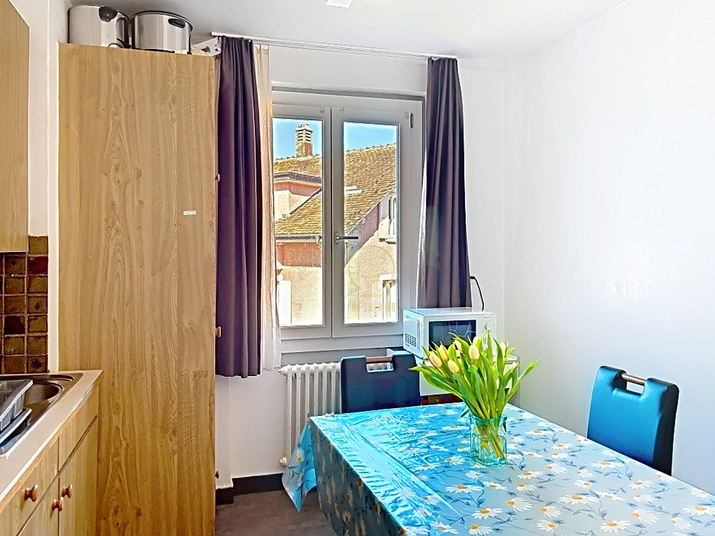 Kleine Küche mit Essbereich