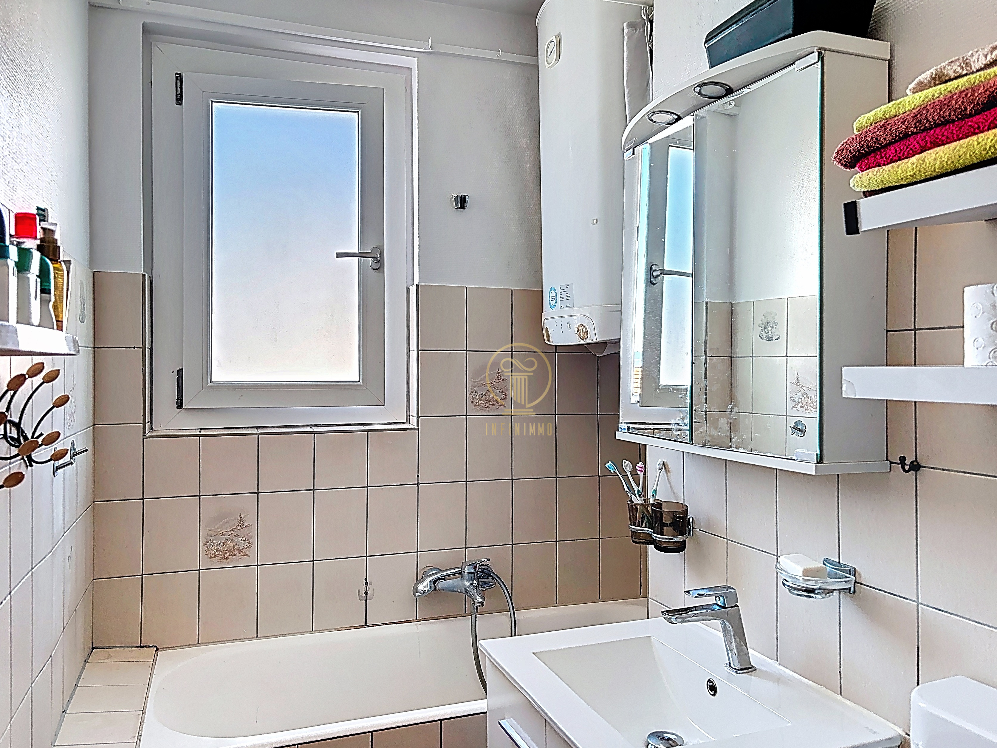 Badezimmer mit Badewanne und Waschbecken