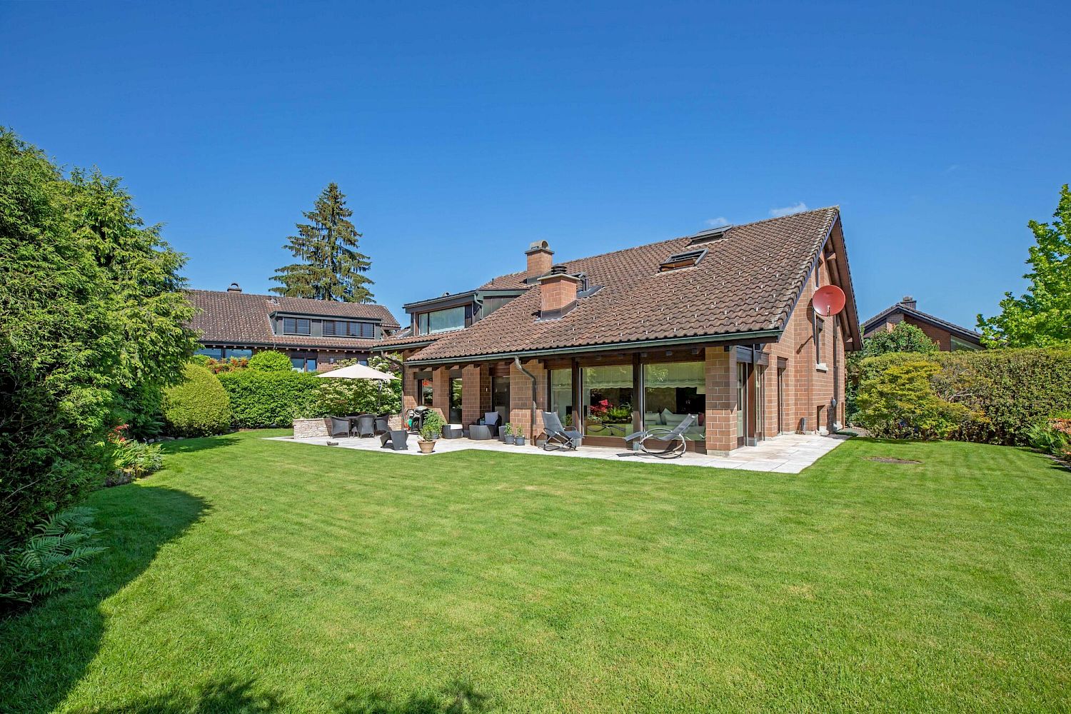 Gartenansicht eines Einfamilienhauses