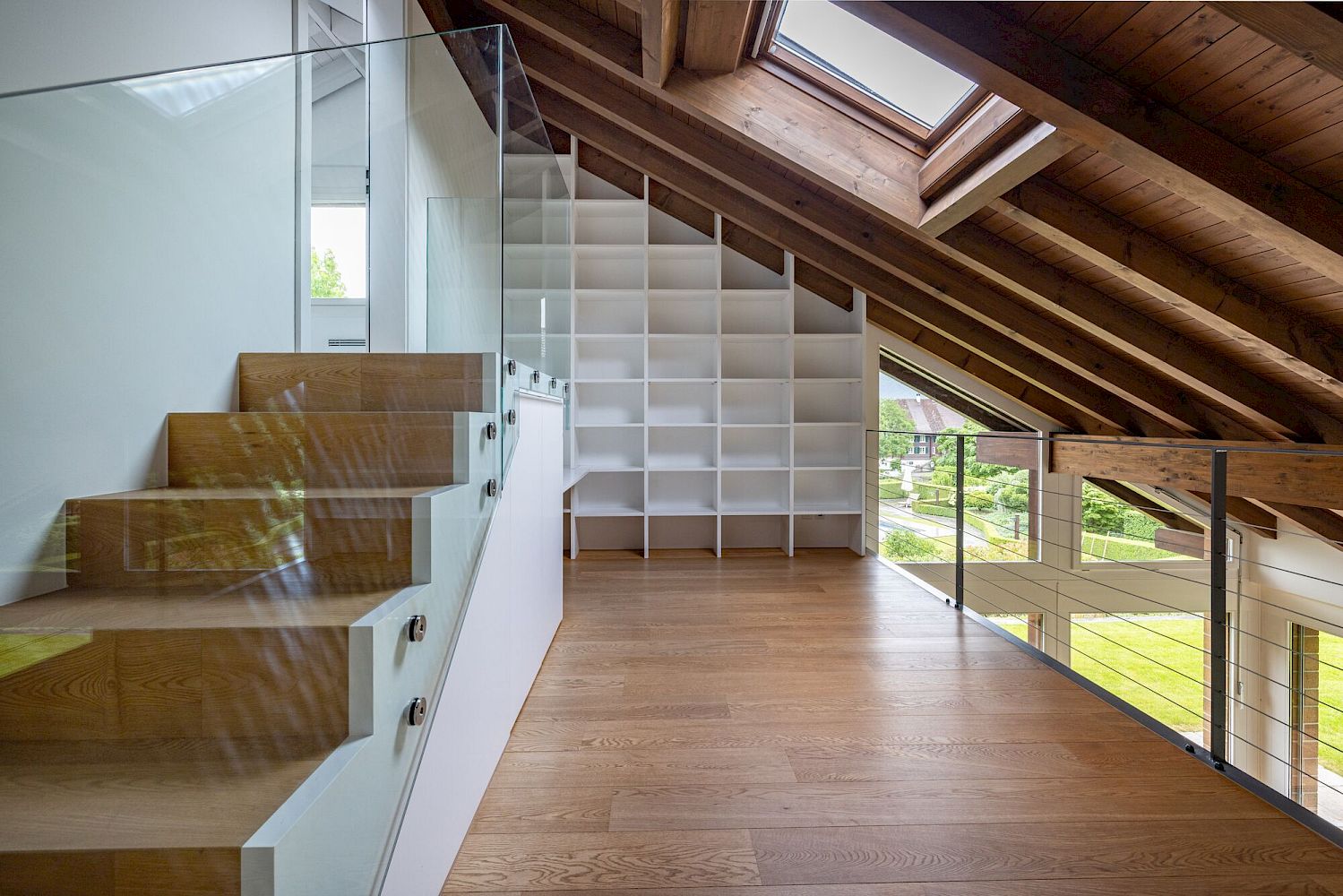 Galerie mit Treppe und Einbauregal