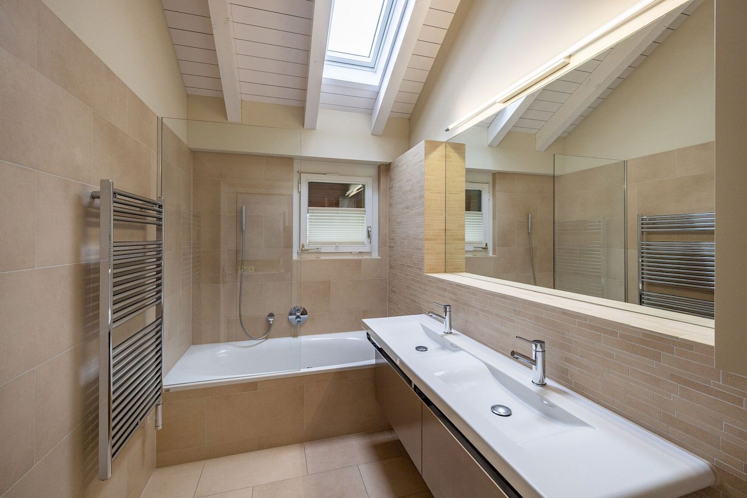Modernes Badezimmer mit Dachfenster
