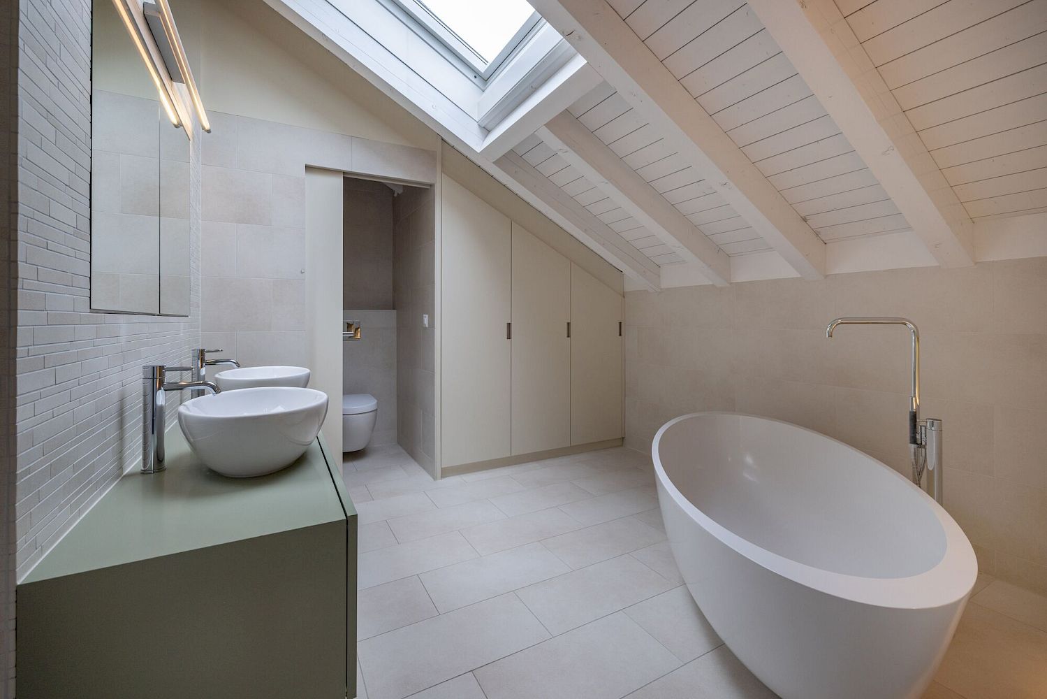 Modernes Dachbad mit freistehender Wanne und Doppelwaschtisch