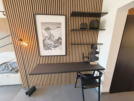 Arbeitsbereich im Schlafzimmer mit Akzentwand