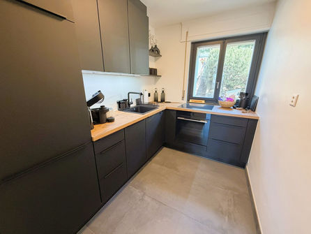 Moderne dunkle Küche mit Fenster