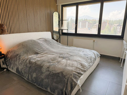 Modernes Schlafzimmer mit großem Fenster