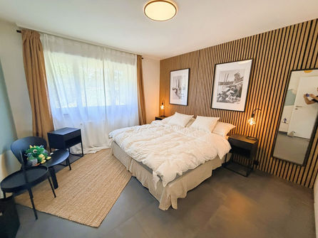 Gemütliches Schlafzimmer mit warmen Holzdetails