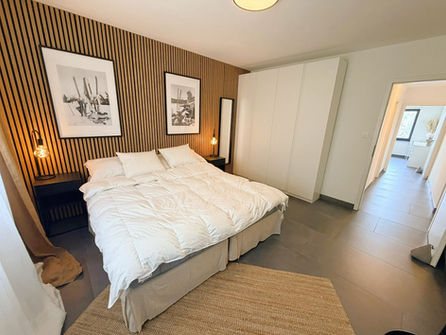 Modernes Schlafzimmer mit Holzpaneelwand