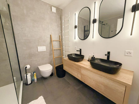 Modernes Badezimmer mit Doppelwaschbecken