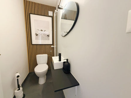 Gäste-WC mit Holzpaneel-Akzentwand