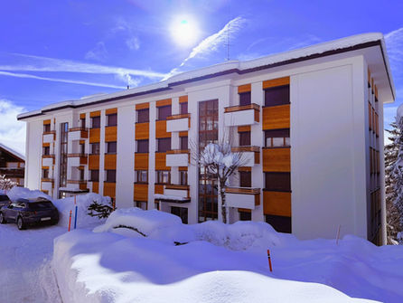 Mehrfamilienhaus im Schnee