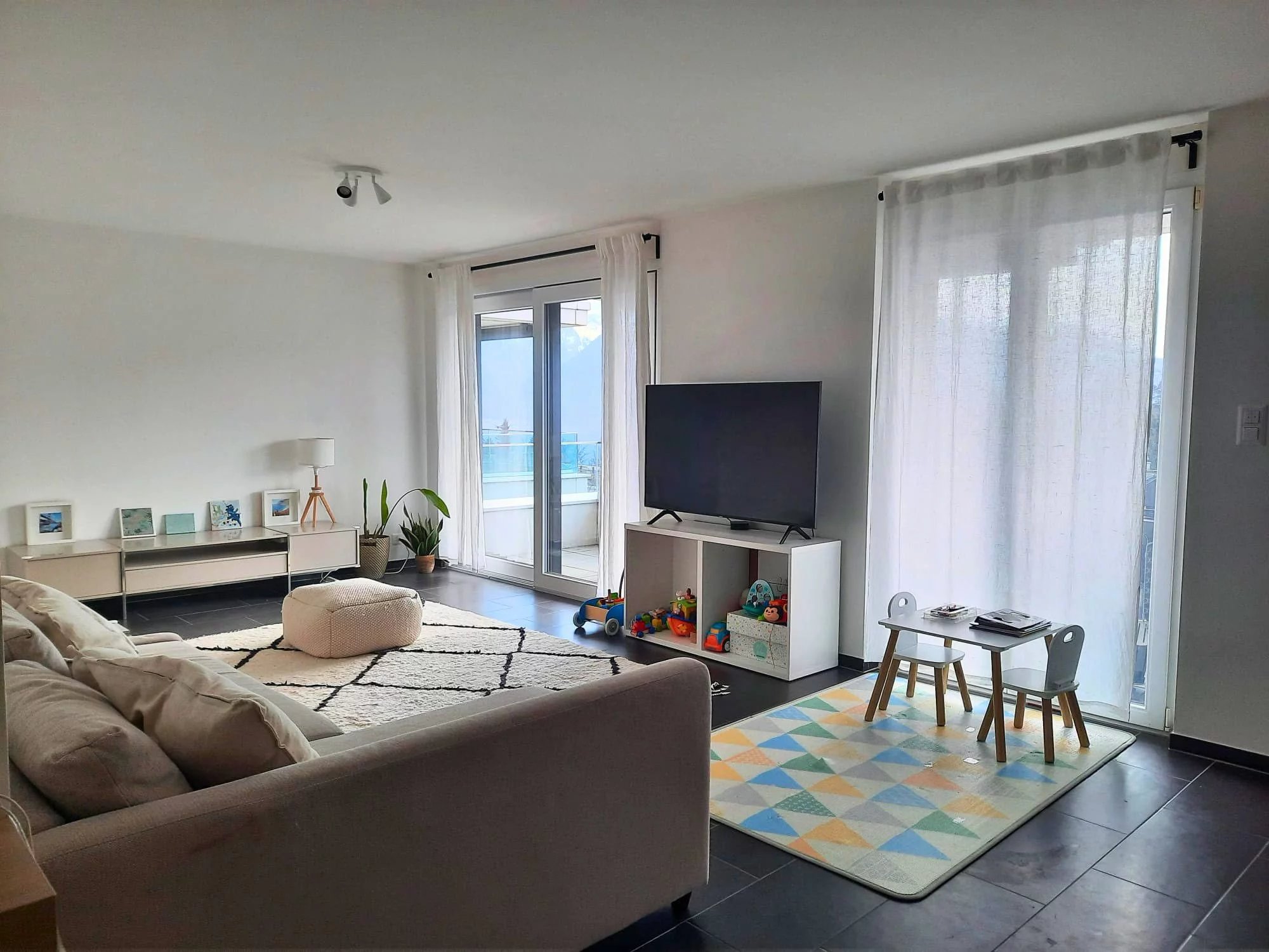 Helles Wohnzimmer mit Balkonzugang