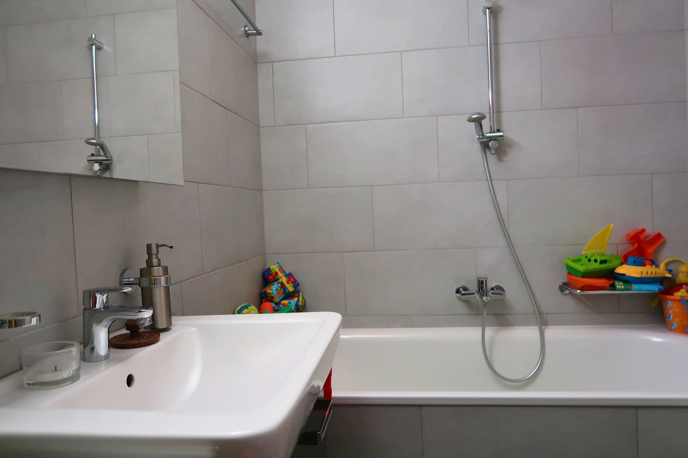 Modernes Badezimmer mit Badewanne und Waschtisch
