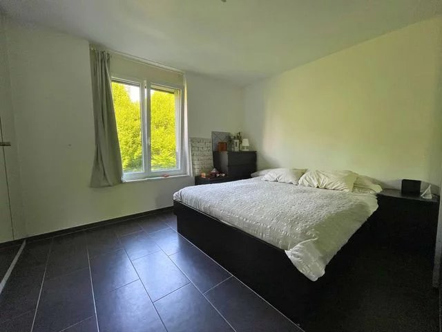 Schlafzimmer mit Fenster und Doppelbett