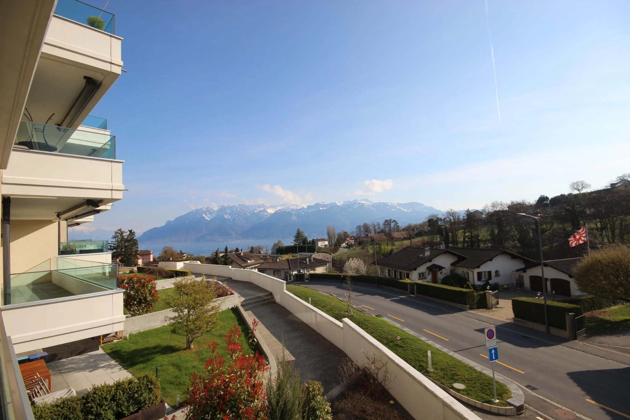 Balkon- und Ausblick auf See und Berge