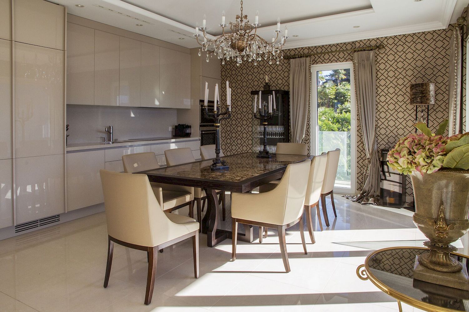 Elegantes Esszimmer mit angrenzender Küchenzeile