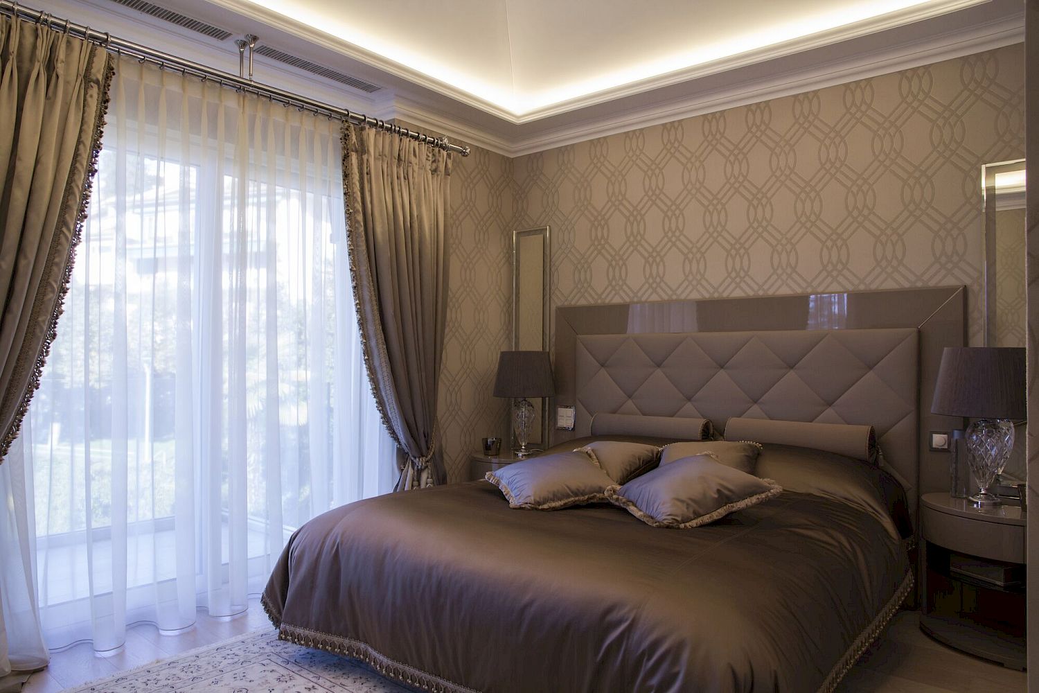 Elegantes Schlafzimmer mit Tageslicht