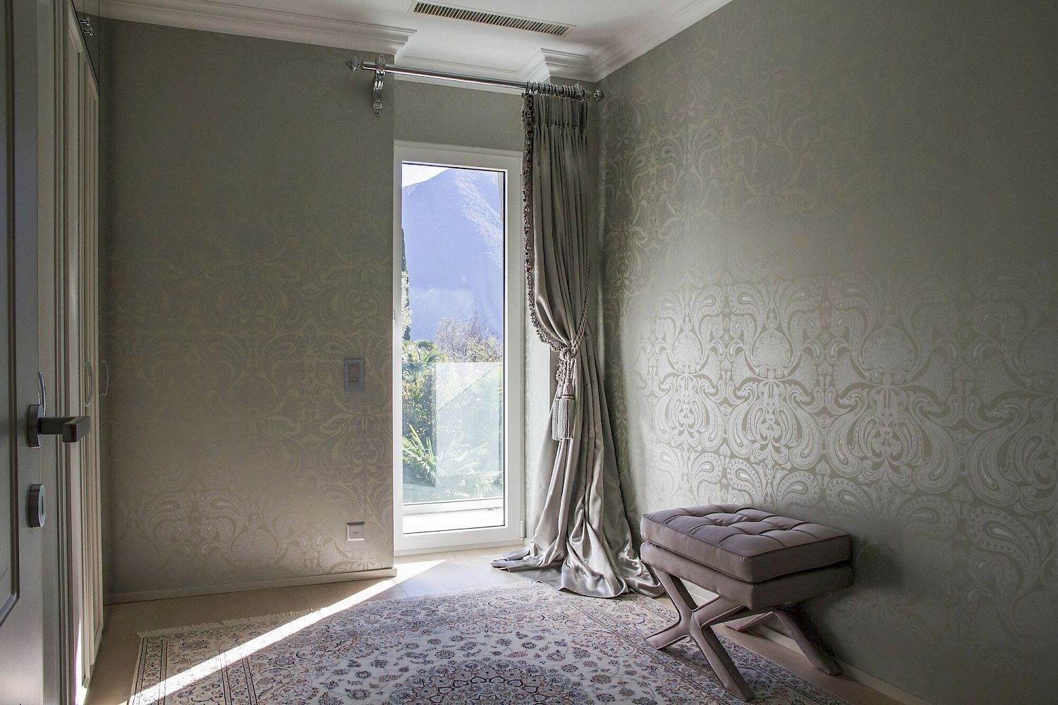Eleganter Ankleide- bzw. Schlafzimmerbereich mit großem Fenster