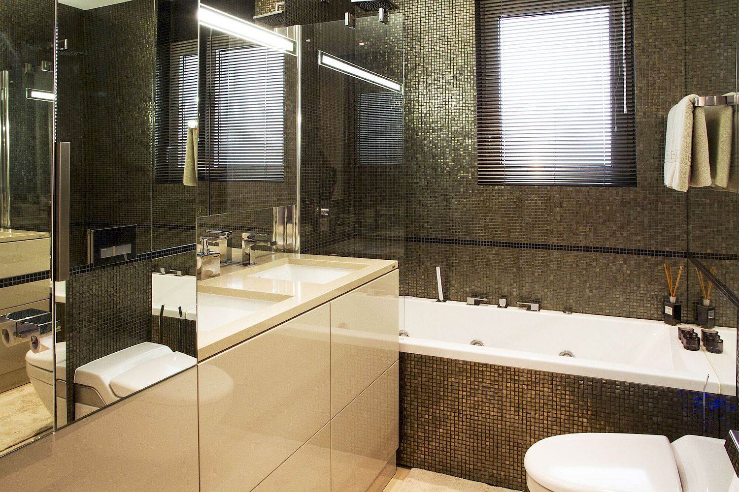 Modernes Badezimmer mit dunkler Mosaikverkleidung