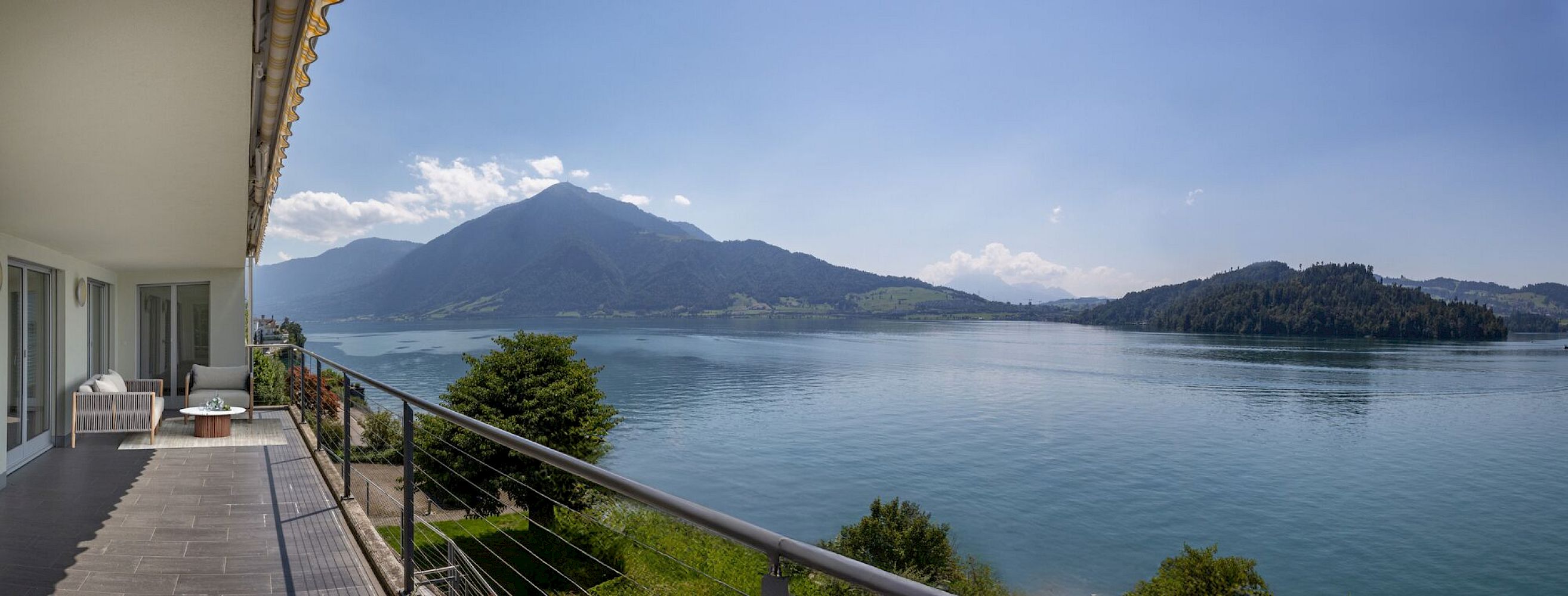 Seebalkon mit Bergpanorama
