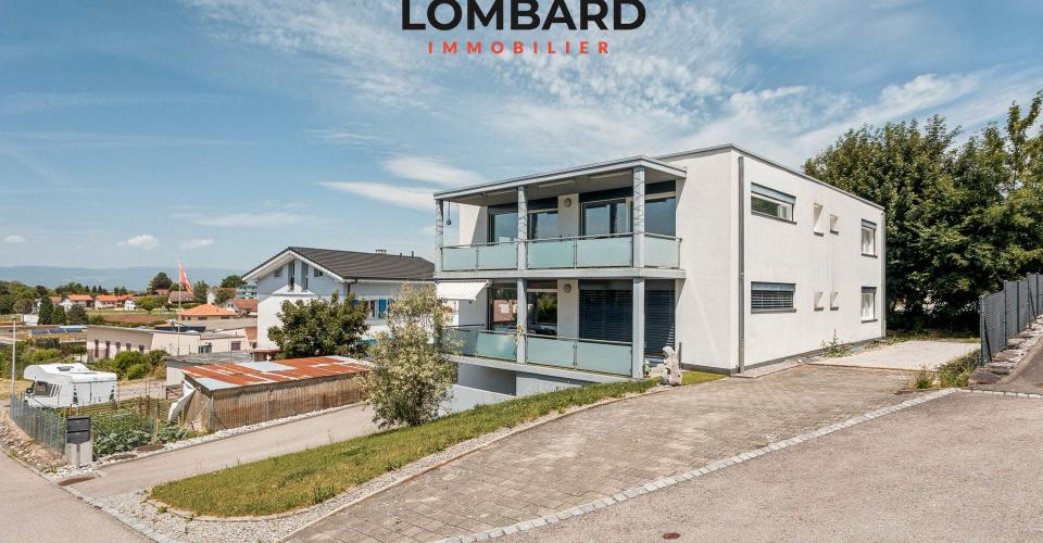 Modernes Wohnhaus mit Balkon und Zufahrt