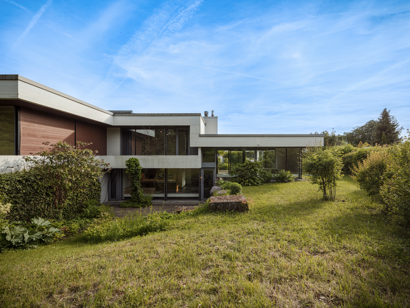 Architektonisches Unikat mit Naturweiher und Entwicklungspotenzial – Kloten