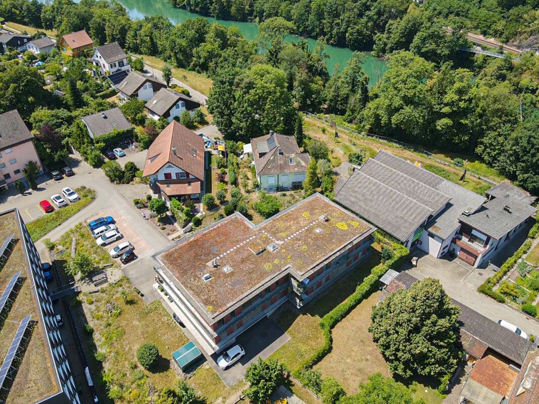 Luftaufnahme eines Wohngebiets am Fluss