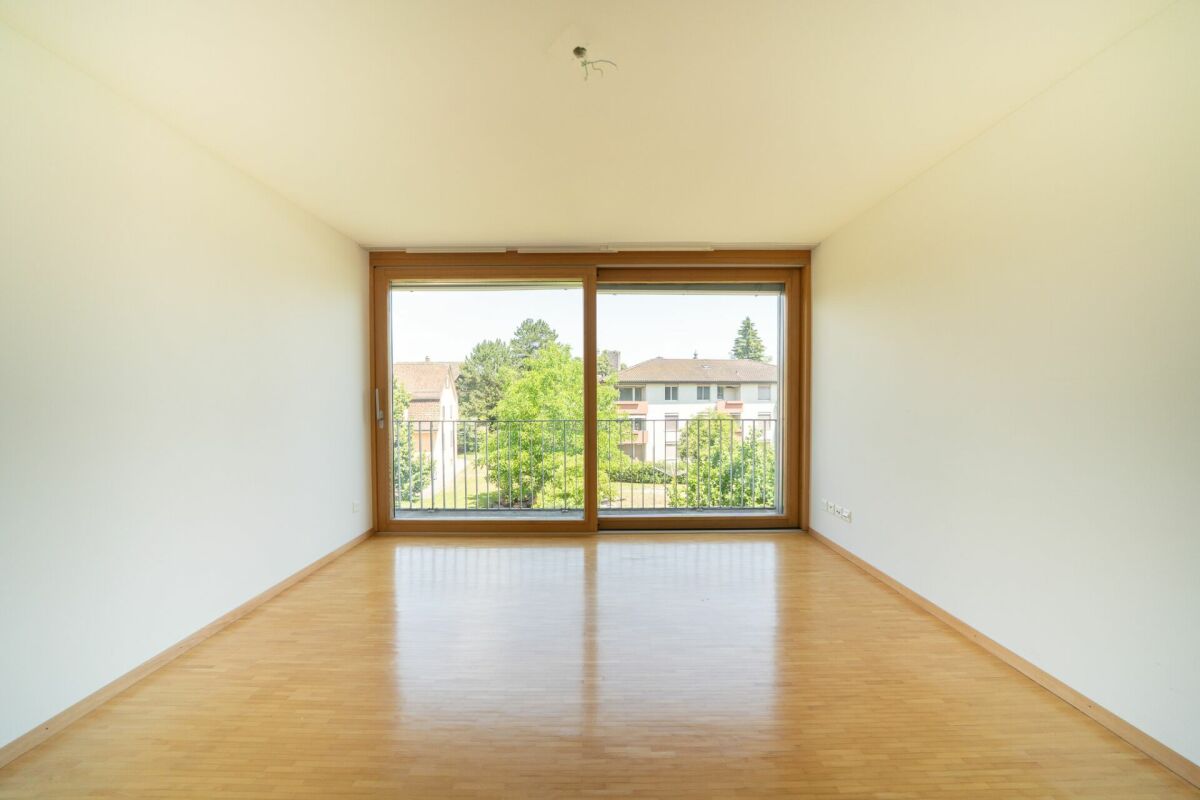 Heller leerer Wohnraum mit Balkonblick