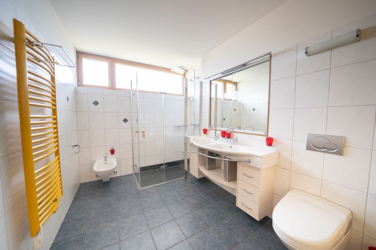 Modernes Badezimmer mit Dusche, Doppelwaschbecken und WC