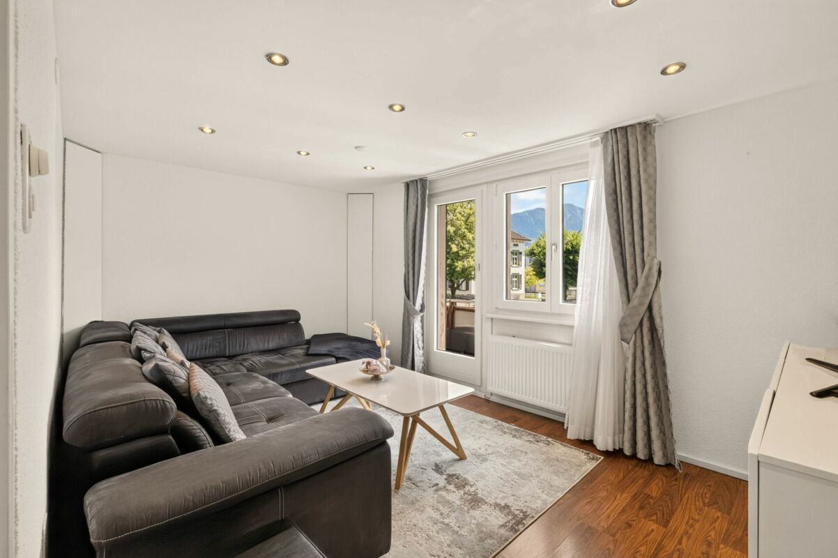 Helles Wohnzimmer mit Balkonblick