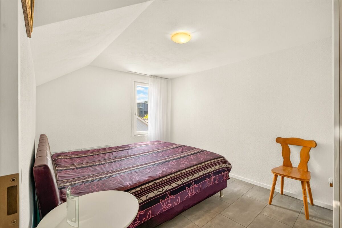 Schlafzimmer mit spärlicher Möblierung