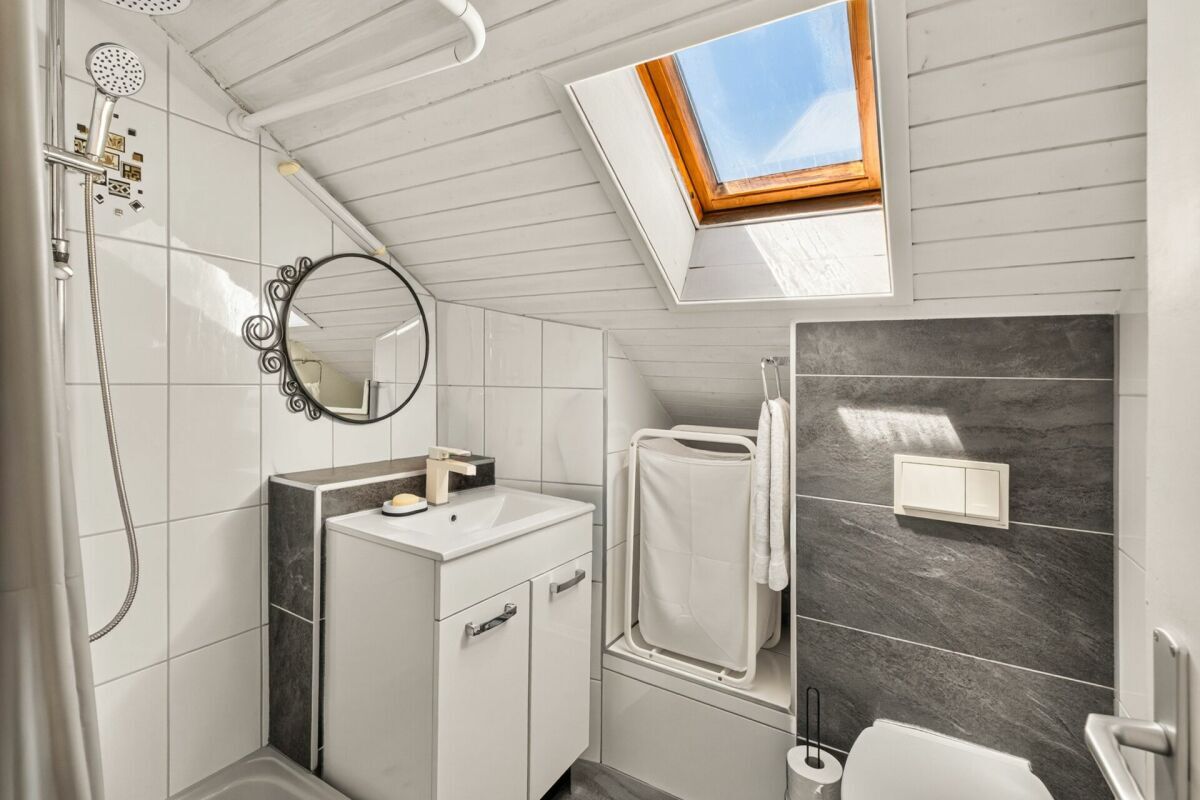 Modernes Badezimmer mit Dachfenster