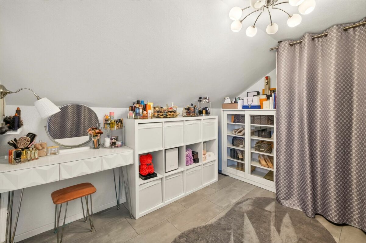 Ankleidezimmer mit Schminktisch und Stauraum