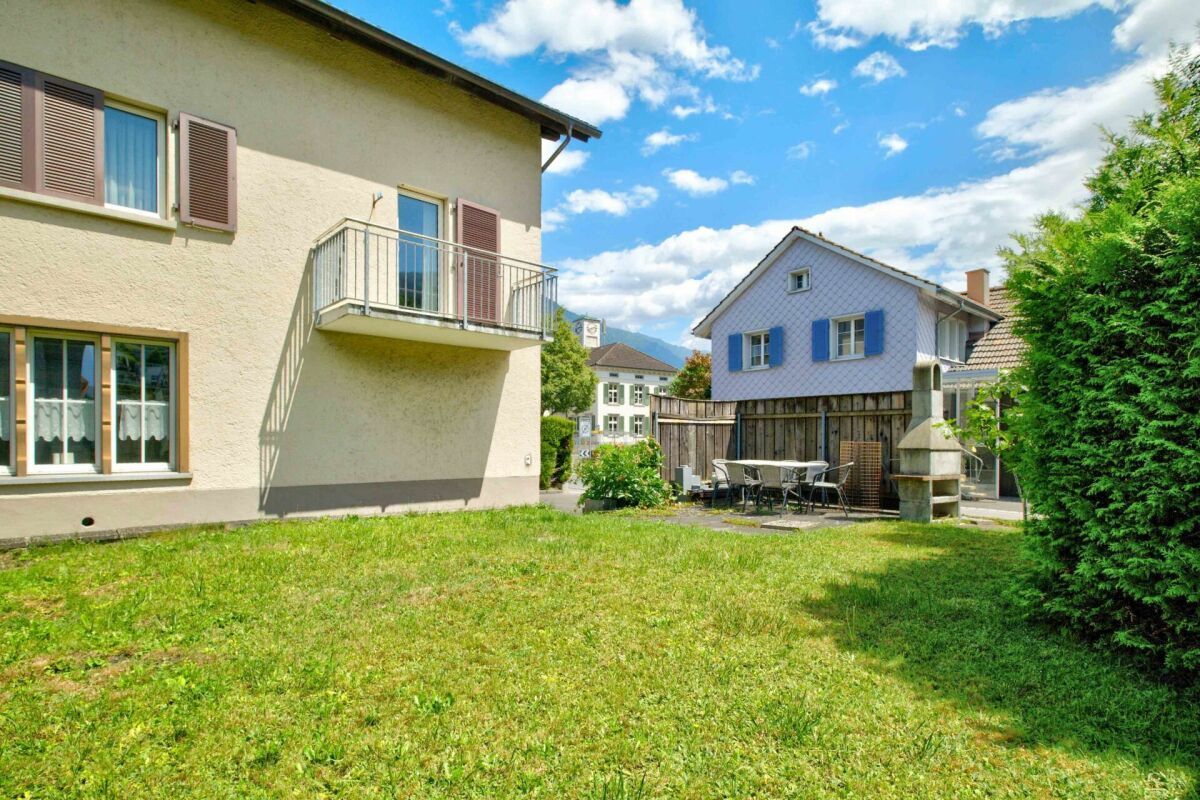 Gartenansicht mit Wohnhaus und Terrasse