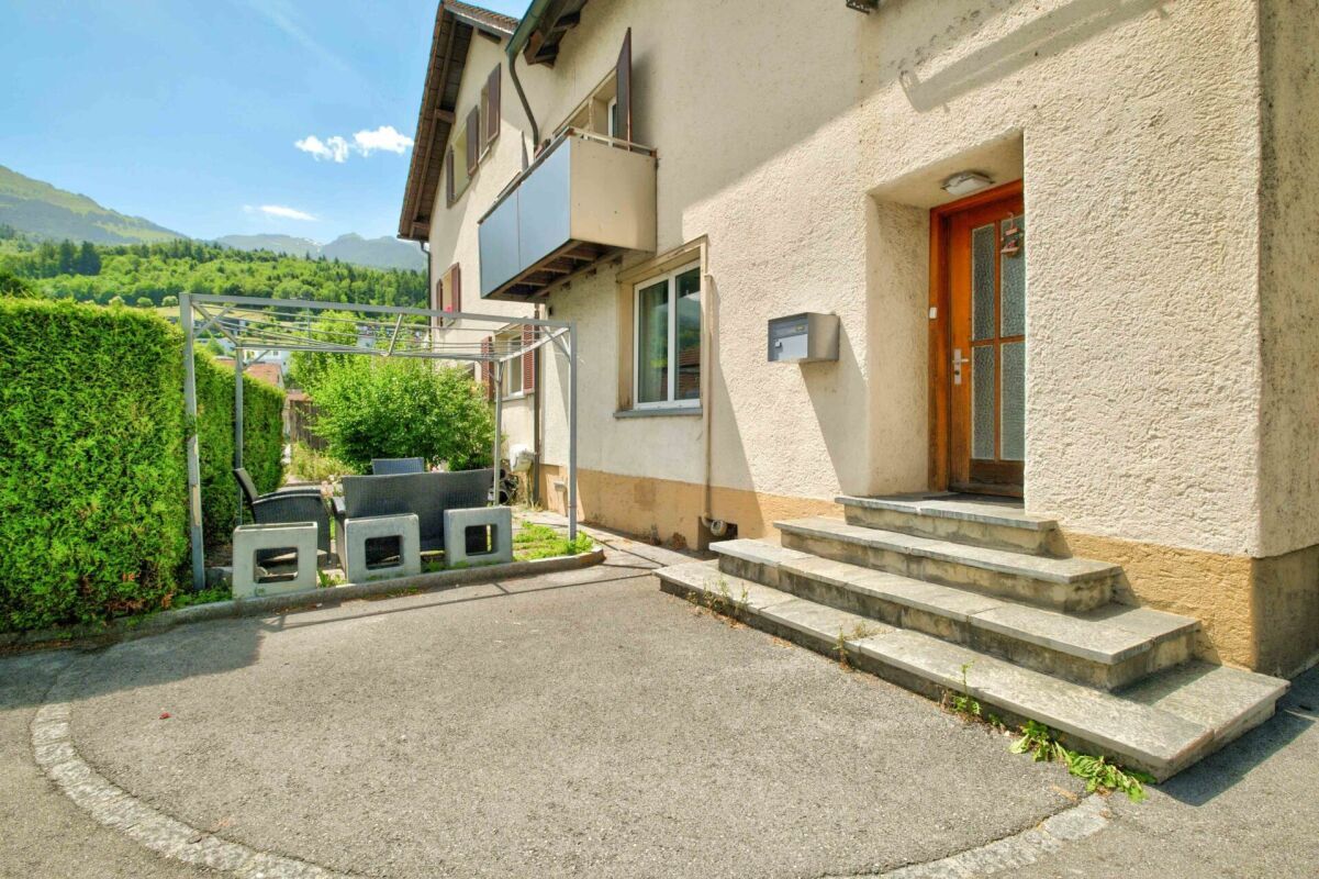 Hausaußenansicht mit Terrasse und Sitzplatz