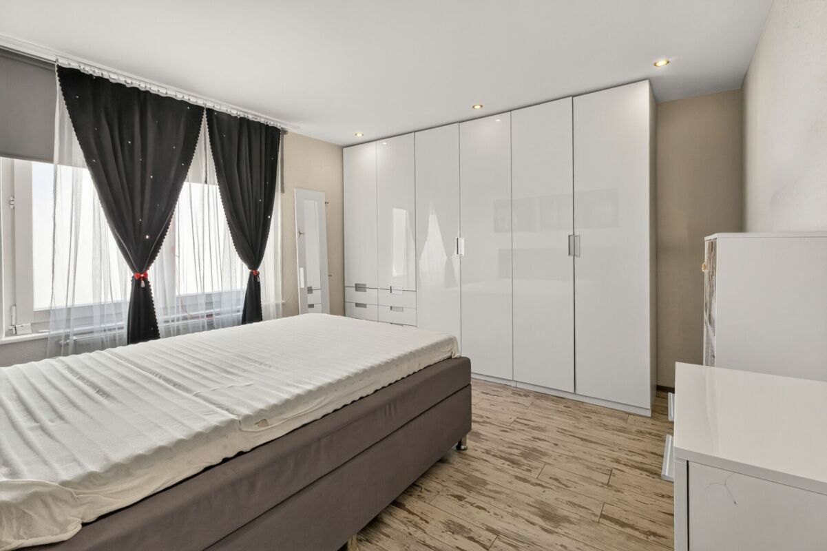Schlafzimmer mit großem Kleiderschrank