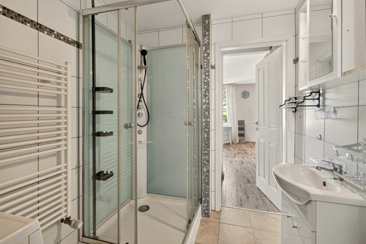 Modernes Badezimmer mit begehbarer Dusche
