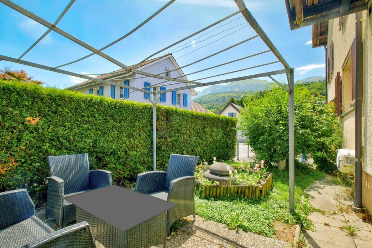 Terrasse mit Sitzgruppe und Gartenbereich